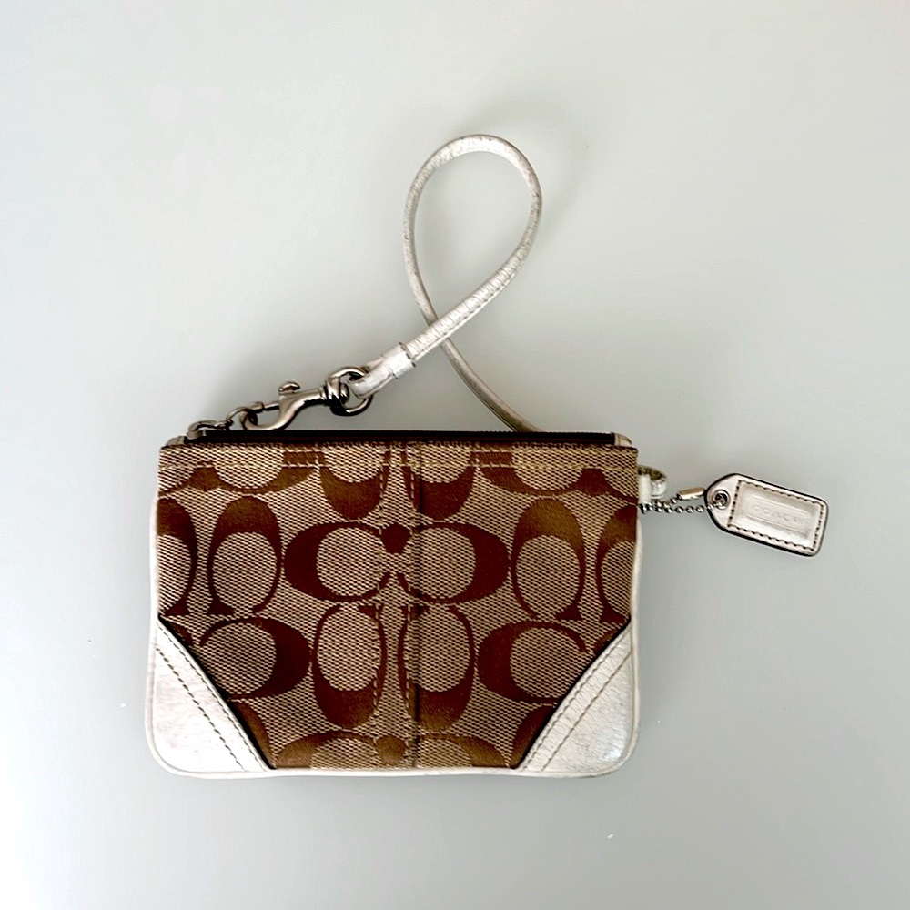 Classic coach 4x6 zip tan with white leather.